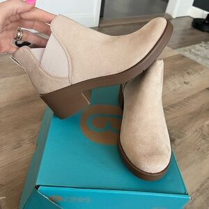 Bzees Women's Tan Ankle Booties